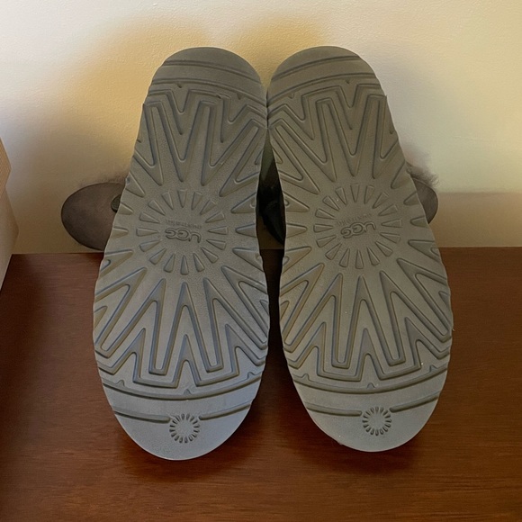Authentic UGG Bailey Button Boots, Gray Size 6 - Picture 15 of 15